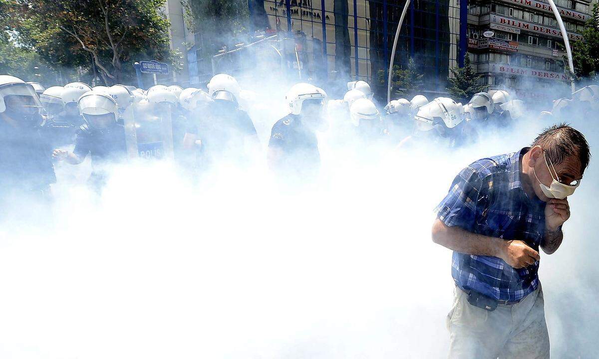 Die Gezi-Proteste sind noch heute, zehn Jahre später, ein Stachel in Erdoğans Fleisch geblieben. Dabei hat die Regierung mit aller Härte auf die Demonstrationen reagiert, mehrere Monate später löste sich der Protest auf. Die Bilanz: 3,6 Mio. Protestierende, fünf tote Demonstranten, ein toter Polizist, über 4300 Verletzte, darunter knapp 700 Beamte, mehr als 5500 Festnahmen. Zwei Jahre nach den Protesten verabschiedete die Regierung ein strenges Sicherheitspaket, das den Polizisten bei Demonstrationen mehr Handlungsspielraum lässt. Gezi-Park gilt als der Moment, an dem Erdoğan alle Hemmungen fallen ließ und sich in Richtung Autokratie bewegte.