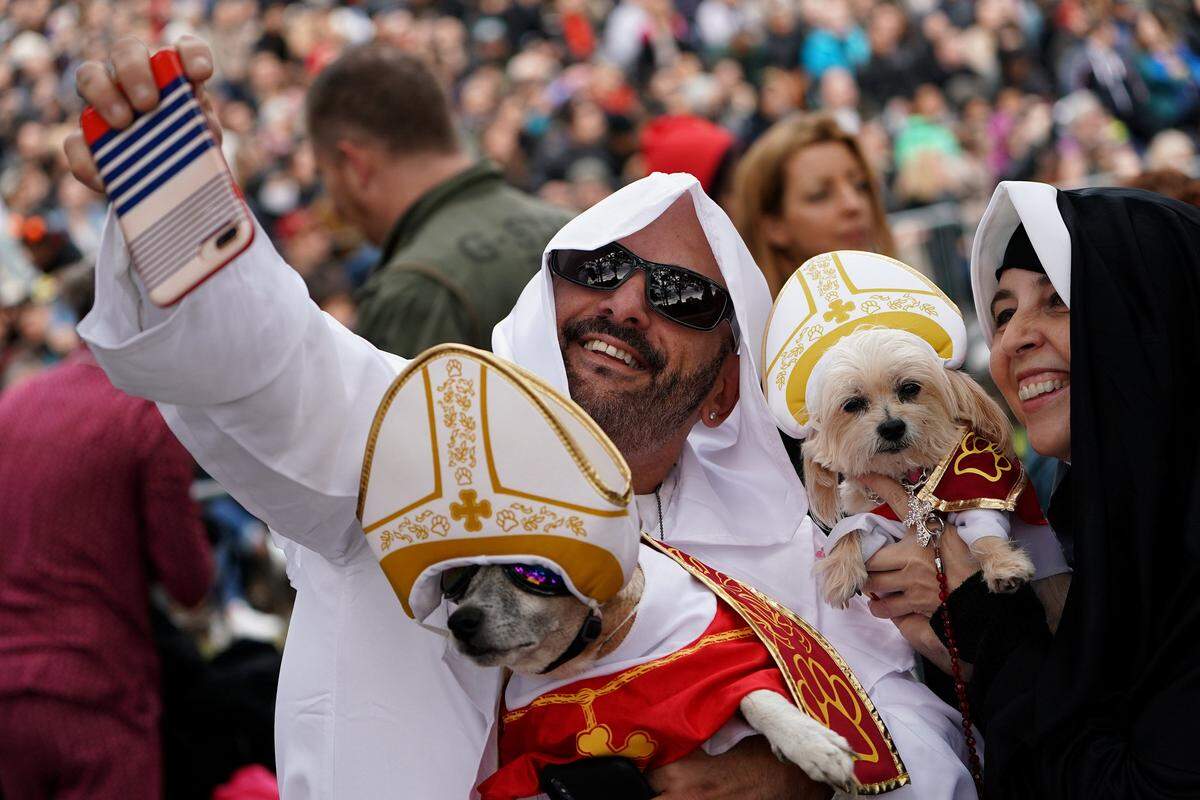 Wie der Herr, so das Gescherr'. Viele Hundebesitzer verkleideten sich ebenfalls. Besonders beliebt: heilige Hündchen.  