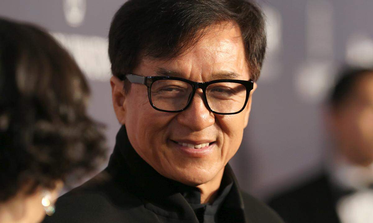 Auch ein alter Hase im Showbiz ist Jackie Chan, der mit einem Einkommen von 45,5 Millionen Dollar Platz fünf belegt. Allein im Jahr 2017 wurden sechs Filme veröffentlicht, in denen der hongkong-chinesische Schauspieler und Stuntman mitwirkte. Dazu kommen zahlreiche Werbegagen, Einnahmen aus seiner Produzententätigkeit und seiner eigenen Kinokette.