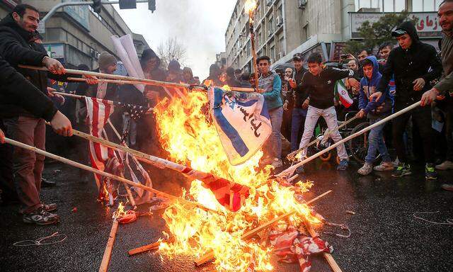 Iraner verbrennen am 40. Jahrestag der islamischen Revolution Flaggen der USA und Israels in Teheran.