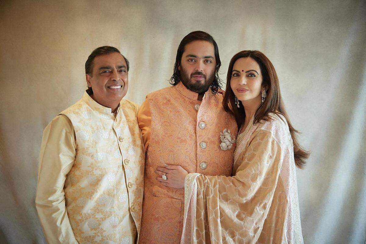Milliardär Mukesh Amabi und Ehefrau Nita Ambani. Sohn Ananat (Mitte) heiratet in ein paar Monaten. 
