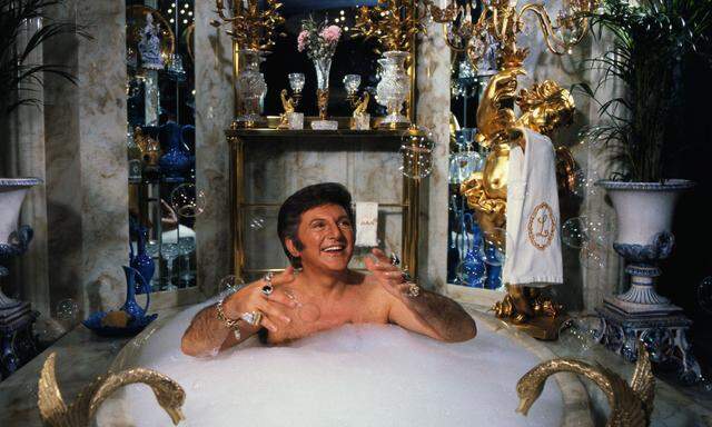 So schwelgte der US-Pianist und -Entertainer Liberace in Luxus. Was halten Philosophen davon? 