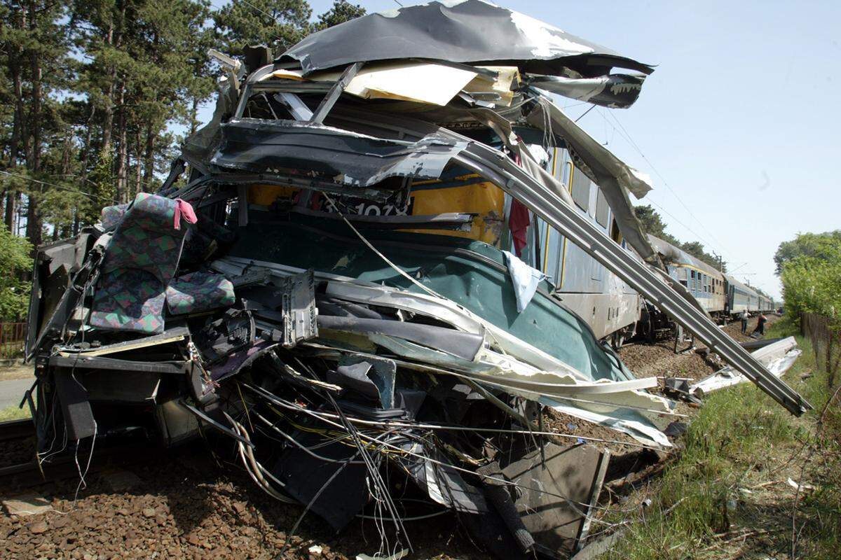 8. Mai 2003 - Bei der Kollision eines Zugs mit einem deutschen Reisebus nahe der Stadt Siofok im Westen Ungarns kommen 33 Menschen ums Leben.