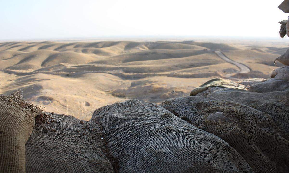 Vor den Stellungen der kurdischen Kämpfer erstreckt sich das Gebiet rund um die Stadt Hawija. Sie ist die letzte Hochburg der IS-Extremisten im Irak.