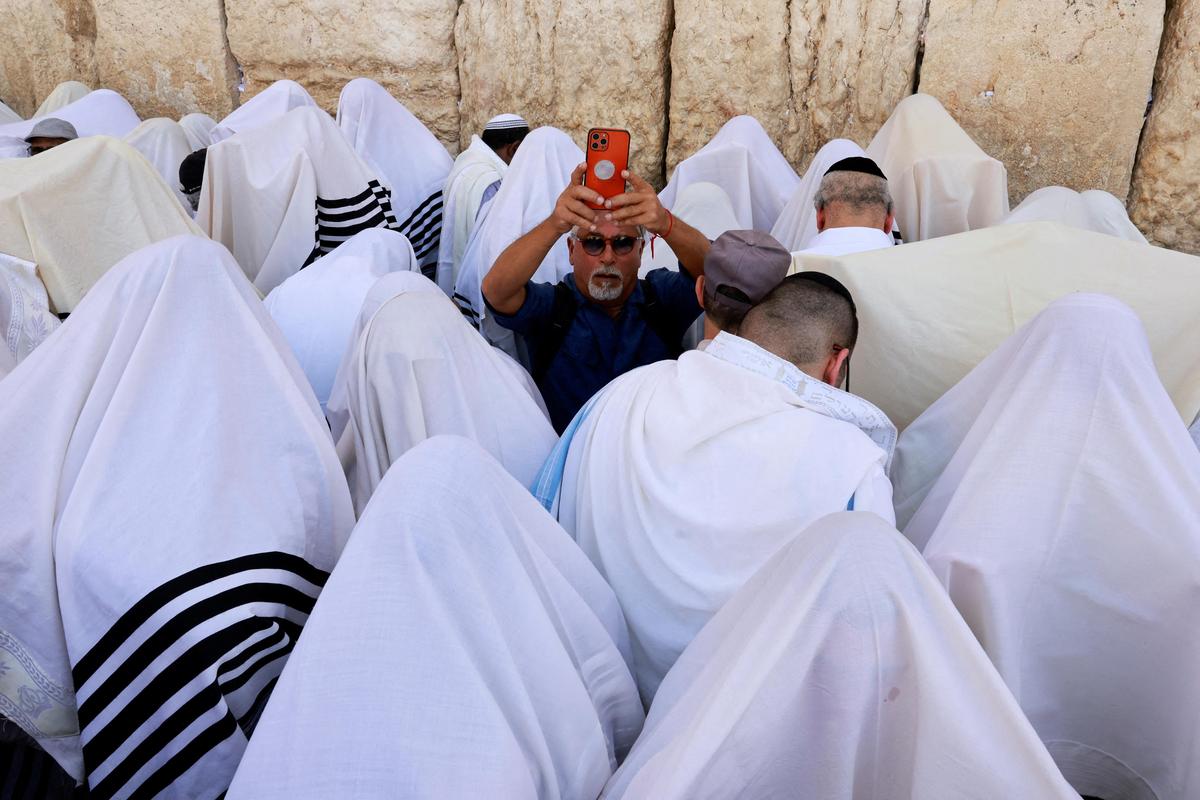 25. April. Juden beten zum Pessach-Fest vor der Klagemauer in Jerusalem.