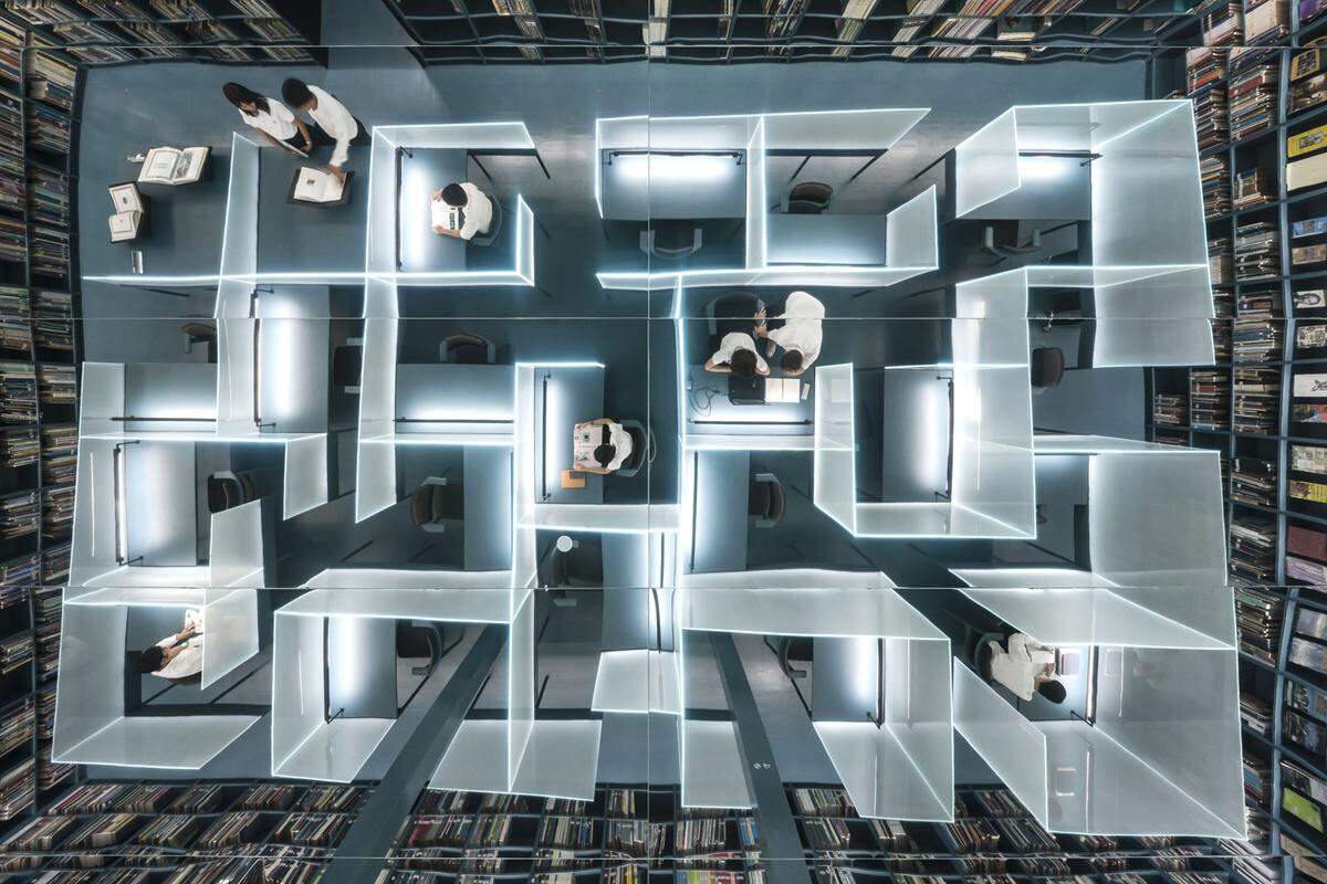 Es mutet futuristisch an, gleicht einem Labyrinth. Es sollte mehr als ein Ort zum Lesen werden, waren sich die Architekten unter der Leitung von Twitee Vajrabhaya einig.