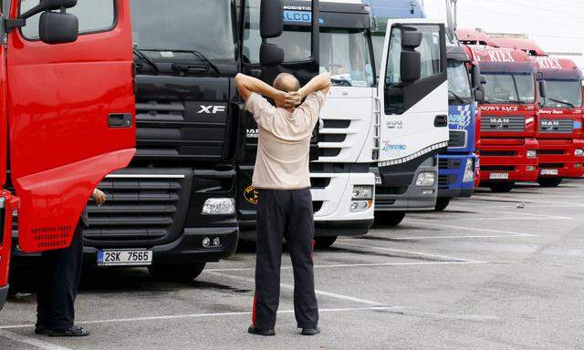 12 10 2014 Italien Bild zeigt Fernfahrer steht vor seinem Lastwagen auf einem Autobahnparkplatz in I