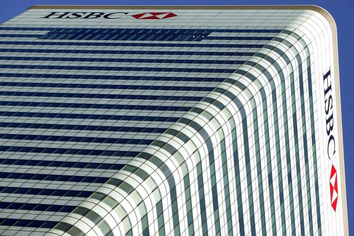 Die "HSBC Holdings", also die Hongkong und Shanghai Banking Cooperation, wurde von einem Schotten in Hongkong gegründet. Heute befindet sich ihr Sitz in London und ist mit einer Bilanzsumme von fast 2,7 Billionen Dollar im vergangenen Jahr die zweitgrößte Bank weltweit.