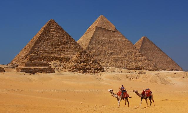 Begleiten Sie uns auf einer Zeitreise in die Geschichte der Pharaonen, die vor 4500 Jahren die Pyramiden in Gizeh erbauten.