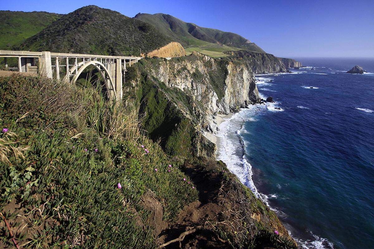 Die Bixby Bridge an der Küste des Pazifischen Ozeans, man erreicht sie, wenn man den berühmten Highway 1 in Kalifornien entlang fährt.