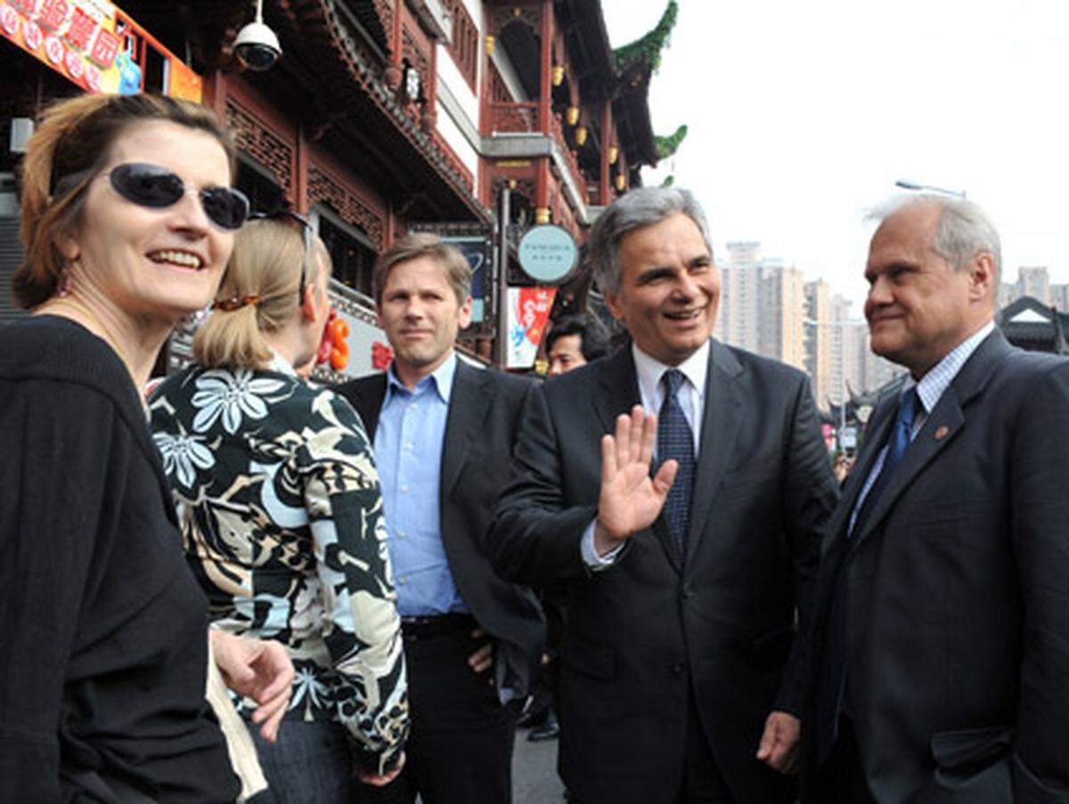 Sichtlich gut gelaunt ist SPÖ-Bundeskanzler Werner Faymann in Shanghai eingetroffen.