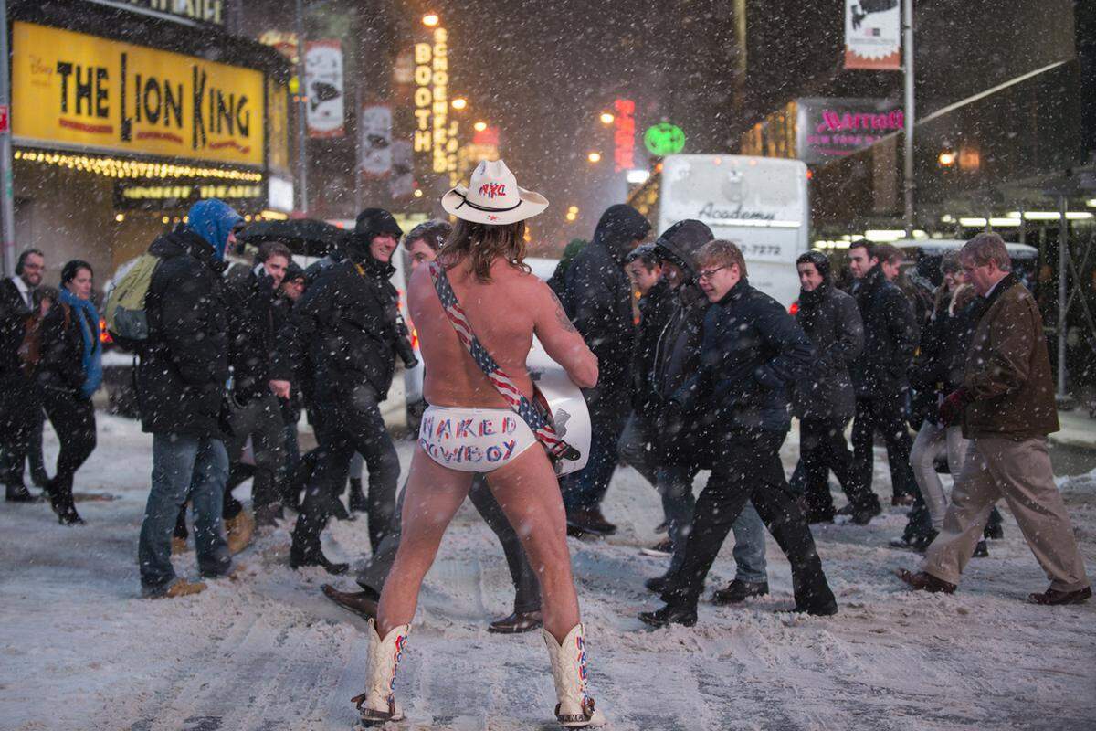 Burck hat in Ohio Politikwissenschaften studiert und wollte unbedingt berühmt werden. Als es mit einer Schauspielkarriere nicht klappte, zog er nach New York und begann am Times Square Musik zu machen. Seinem kleinen Outfit bleibt er bei jedem Wetter treu. 