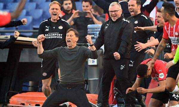 Sport Bilder des Tages ROTTERDAM - PSV Eindhoven coach Roger Schmidt celebrates the 2-1 victory during the Dutch TOTO KN
