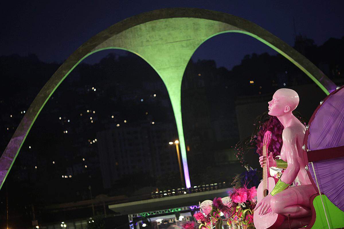 Auch den tradtionellen Karnevalsparaden in Rio de Janeiro gab Niemeyer Form: Er entwarf die 1984 erbaute Tribünenstraße, genannt Sambódromo, wo jedes Jahr Samba-Wettbewerbe stattfinden. Niemeyer wird auch nach seinem Tod weiter gebaut: Etwa 20 Projekte werden derzeit noch in mehreren Ländern umgesetzt.