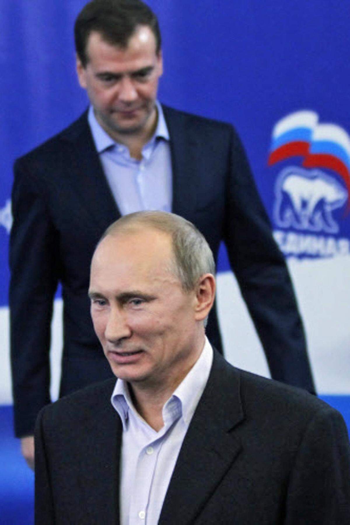 Putin sprach nach der Stimmauszählung von einem "optimalen Resultat in einer schwierigen Zeit" - ungeachtet der Stimmverluste sowie massiven Fälschungsvorwürfen. Das Ergebnis gewährleiste die Fortsetzung der stabilen Entwicklung des Landes, so der Ministerpräsident.