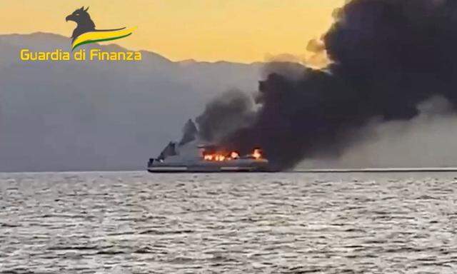 TV-Aufnahme vom brennenden Schiff