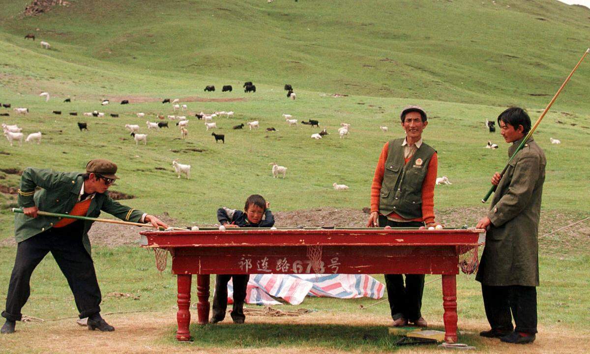 Ablenkung am "Dach der Welt"? Tibetanisches Open-Air-Billard. Ob der Tisch auch im Winter im Freien steht?