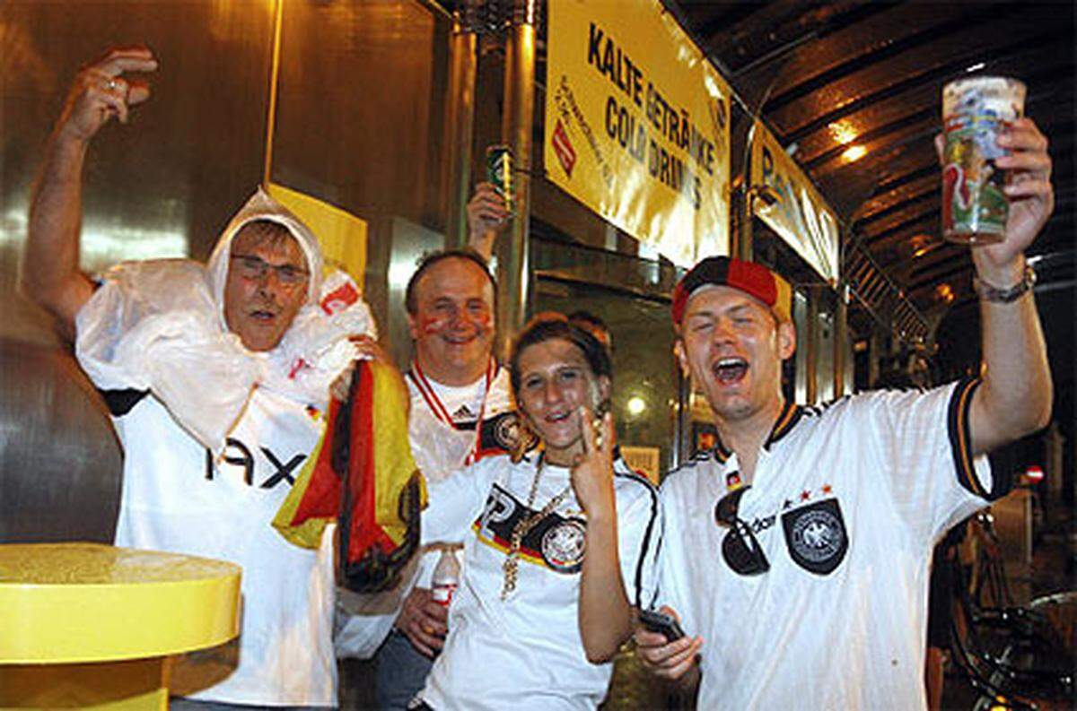 Deutschland im Finale - Siegesfeier durch Gewitter vereitelt - aber ein bekennender Fan findet immer einen Platz zum Feiern.Foto: APA (Pfarrhofer)
