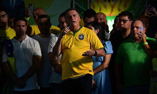 Brasiliens Ex-Präsident Jair Bolsonaro bei einem Wahlkampfauftritt am 16. März für Alexandre Ramagem (links), der Bürgermeister von Rio de Janerio werden will.