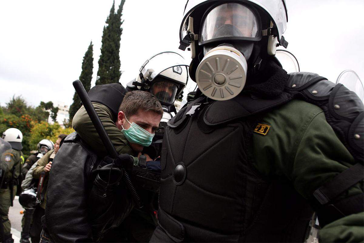 Die Sicherheitskräfte mussten Tränengas gegen hunderte Demonstranten einsetzen.