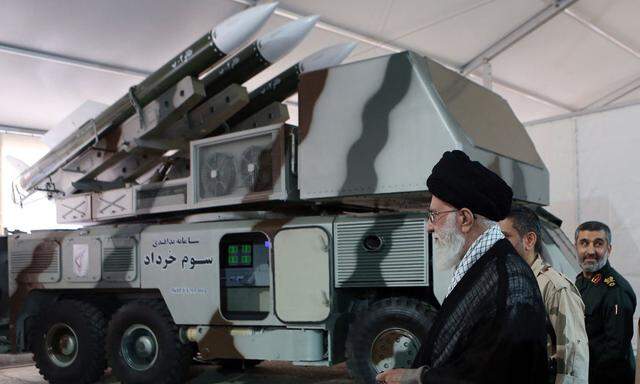 Irans Oberster Führer, Ali Khamenei, und ein System jenes Typs, das die Drohne abgeschossen hat. 