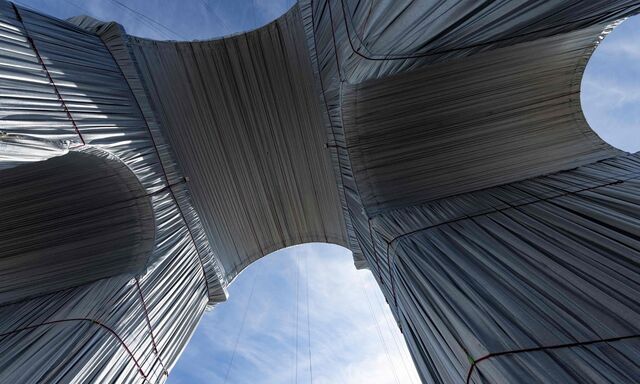 Kühl und antikisch: Napoleons blockhafter Triumphbogen in Christos strenger Verpackung – zu erleben bis 3. Oktober. 