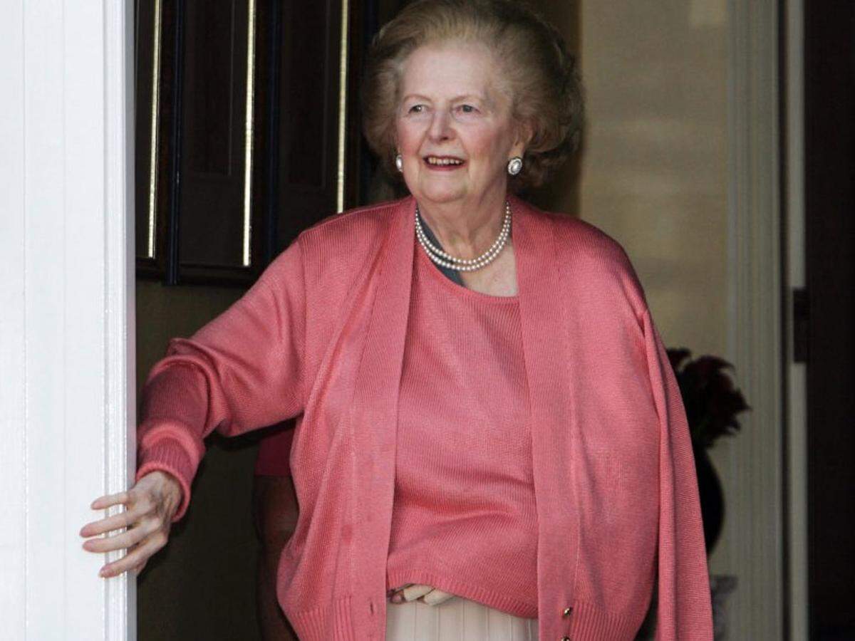 2000 und 2001 erlitt Thatcher mehrere leichte Schlaganfälle, die Gedächtnisstörungen zur Folge hatten. Dennoch reiste sie 2004 in die USA, um an der Trauerfeier für Ronald Reagan teilzunehmen. Im Februar 2007 wurde im Foyer des Britischen Parlaments eine Statue von Thatcher enthüllt. "Ich hätte Eisen bevorzugt, aber Bronze tut es auch – die wird nicht rosten“, urteilte die damals 81-Jährige.