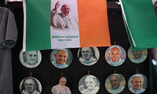 Verkaufsstand am Rand des Weltfamilientags in Dublin, im Bild unter anderem Buttons mit den Konterfeis mehrerer Päpste.