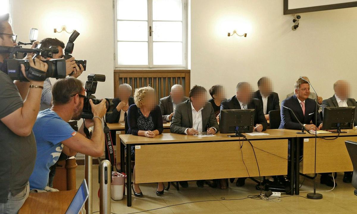Der Villacher Bürgermeister Günther Albel (SPÖ) (2.v.r.) und weitere Angeklagte 