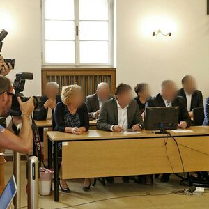 Der Villacher Bürgermeister Günther Albel (SPÖ) (2.v.r.) und weitere Angeklagte 