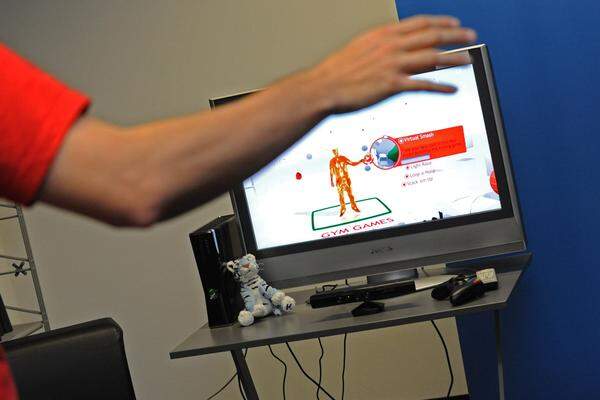 In dieselbe Kerbe wie Nintendos "Wii Fit", oder "EA Sports Active" schlägt das Fitness-Game "Your Shape" von Ubisoft. Es nutzt keinen Avatar als Stellvertreter, sondern übernimmt fast 1:1 das, was die Kinect-Kamera sieht. Lediglich die Farbgebung der eigenen Silhouette variiert. Bevor man loslegt, misst "Your Shape" den Spieler ab, um die Menüpunkte exakt in Armreichweite zu platzieren.