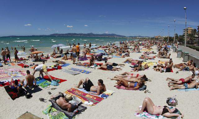 Mehr Touristen sollen es nicht mehr werden: Höchstbettenzahlen und zusätzliche Steuern sollen die Zahl der Mallorca-Urlauber senken.