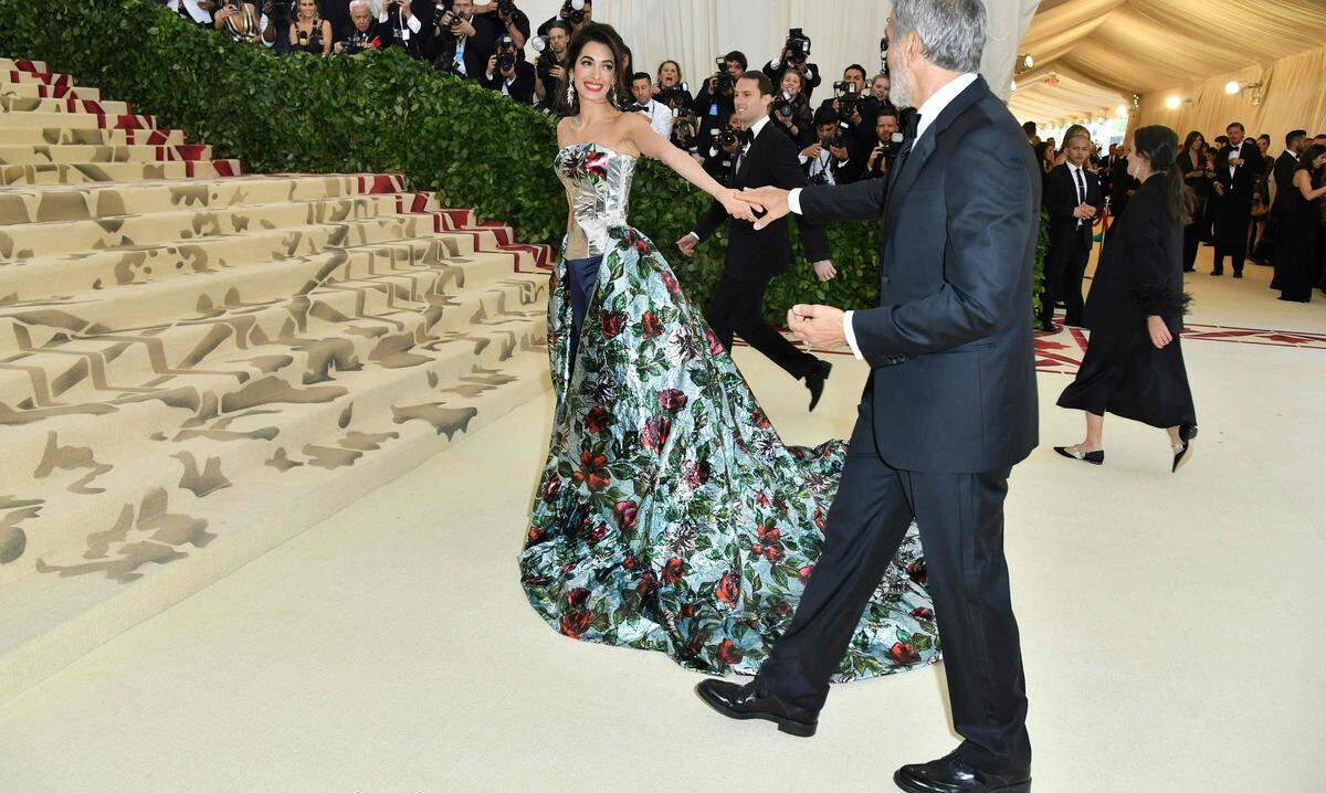 Neben ihrem mächtigen Auftritt bei der Met-Gala 2018 ging George beinahe unter. Und dass sich eine renommierte  Menschenrechtsanwältin nicht wie ein Starlet behandeln lässt, bewies sie nebenbei auch. Amal Clooney verärgerte den Designer Tom Ford, als sie während der Gala die abgemachte Riesenrobe gegen ein "Ersatzkleid" ihrer Wahl wechselte.