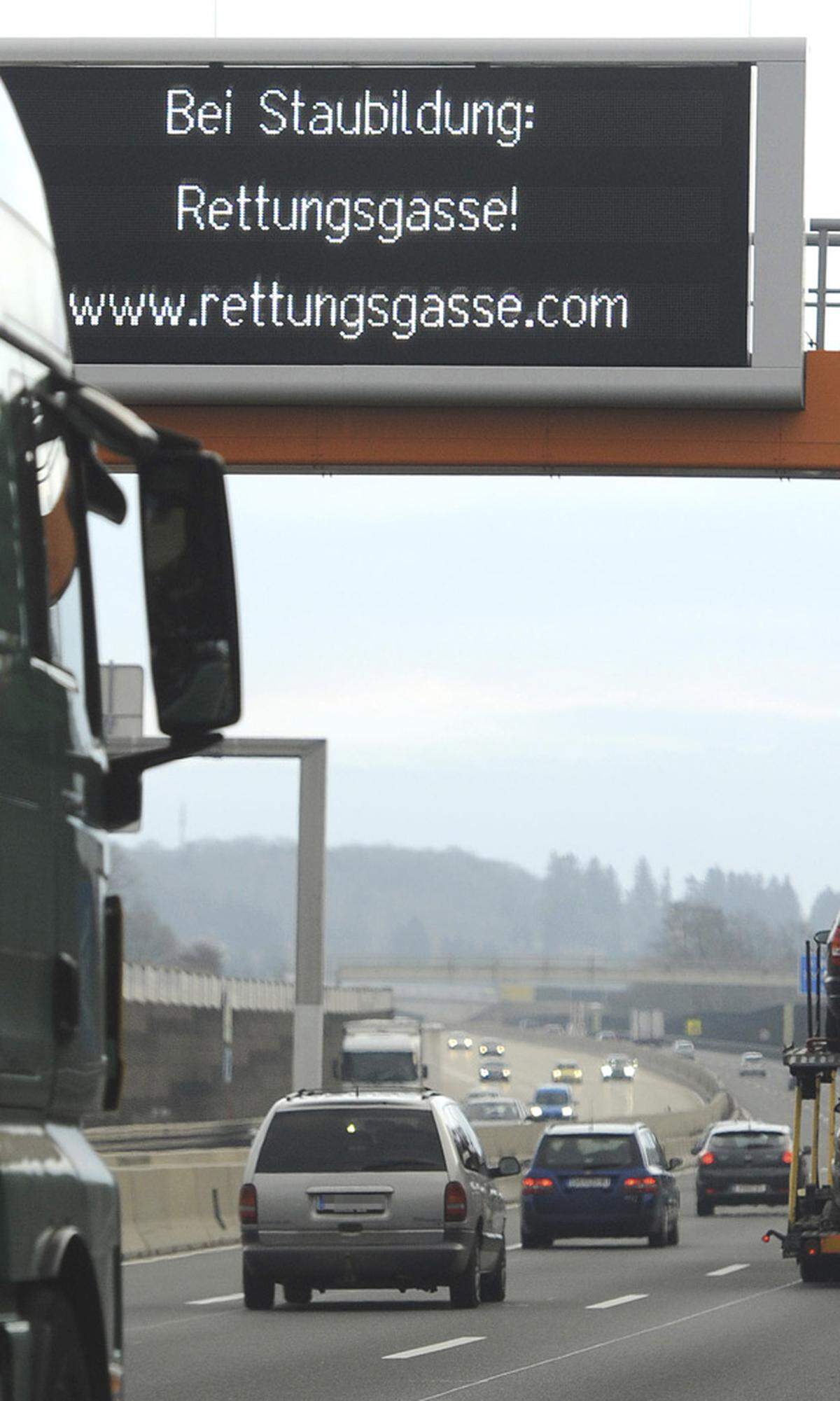 Begründung für den Sieger: "Die Rettungsgasse wurde mit 1. Jänner 2012 neu eingeführt und verpflichtet Autofahrer bei Unfällen an den linken und rechten Rand der Straße auszuweichen, um den Rettungskräften und der Polizei Platz zu machen. Da dies nicht immer funktioniert und die Anwendung der Bestimmungen als verwirrend empfunden wurde, ist das Wort seither in aller Munde und Gegenstand von Diskussionen.