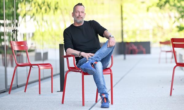 Robert Kratky vor dem ORF-Zentrum am Küniglberg.