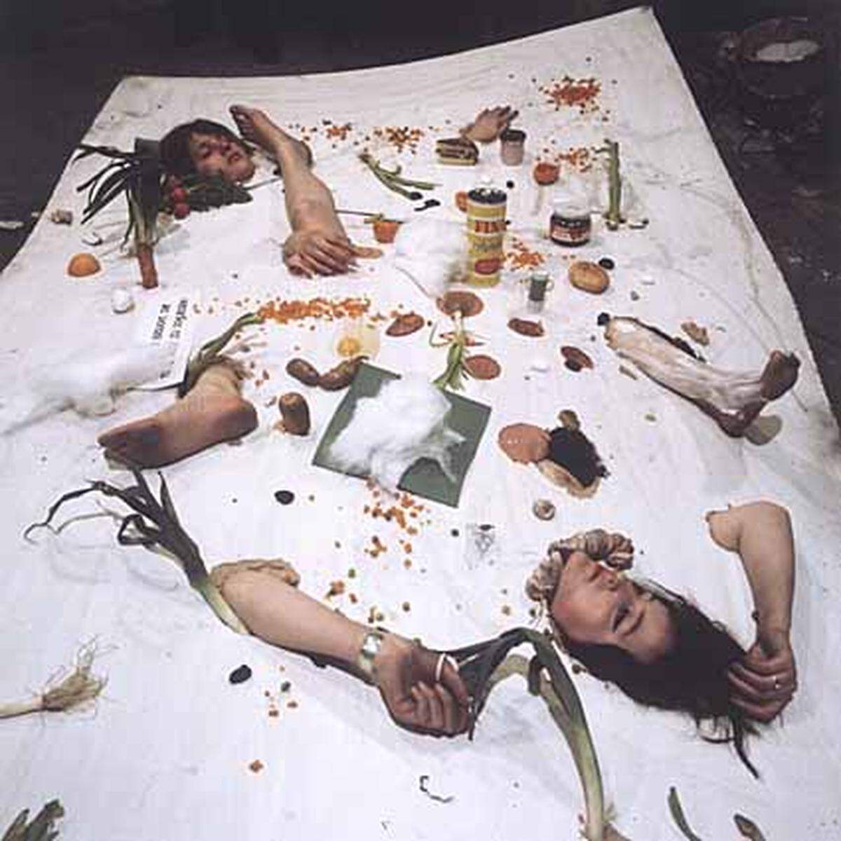Die von Otto Muehl im "Nahrungsmitteltest" verwüsteten nackten Körper, dazwsichengestreutes Gemüse und andere Lebensmittel machen das Stillleben perfekt.Im Bild: Otto Muehl, Materialaktion Nr. 30, Nahrungsmitteltest, 1966
