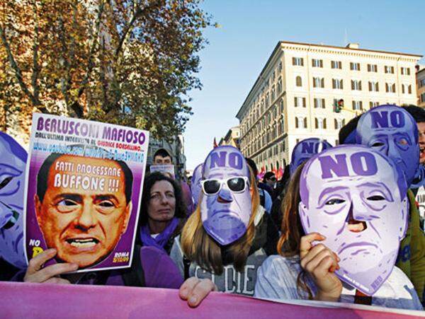 Die Demonstranten folgten einem Aufruf einer Gruppe regierungskritischer Blogger, die vor zwei Monaten zu einem "Nein-zu-Berlusconi-Tag" aufgerufen hatten.