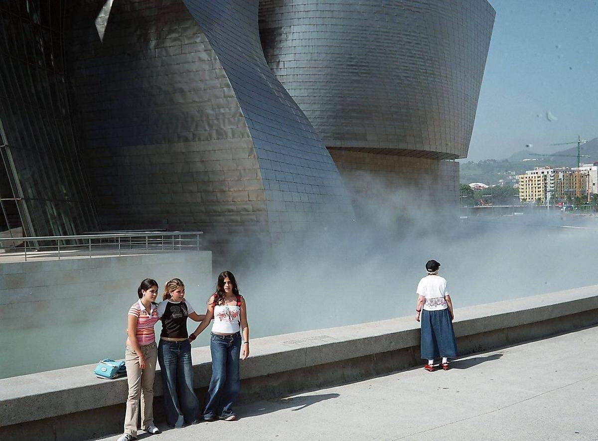 Es lebe der Sogeffekt Ein Bauwerk entzündet die Strahlkraft einer Stadt. Und frühere Nebenschauplätze steigen in der Gunst.Bis 1997 war Bilbao ein eher exotisches Ziel für den Durchschnittsreisenden. Doch dann eröffnete dort das Guggenheim-Museum – ein großer, spektakulärer Bau des berühmten amerikanischen Architekten Frank O. Gehry – und alle wollten ihn sehen. Das brachte viele Touristen und die wiederum Wertschöpfung für die nordspanische Stadt. Damit der sprichwörtlich gewordene „Bilbao-Effekt“ funktioniert, sollten laut Experten allerdings ein paar Faktoren auf den Ort zutreffen: Es braucht ein außergewöhnliches Baukunstwerk, Wasser in unmittelbarer Umgebung und eine gut erreichbare Lage. Nicht gerade ungünstig kam für solche Bilbaos hinzu, dass die großen Städte vom Urlauber bereits abgegrast waren – Rom, Paris, Amsterdam – so hatten die zweitgrößeren oder kleineren die Gelegenheit, in der Gunst aufzusteigen. Das bleibt nicht ohne Nebeneffekt: Barcelona etwa ist bereits so überlaufen, dass sich Unmut bei den Locals regt. Und der Wohnungsmarkt von San Francisco hat sich extrem verschärft, weil es sich sehr viel mehr rentiert, die eigene Bude über Airbnb als über einen Dauermieter zu refinanzieren.