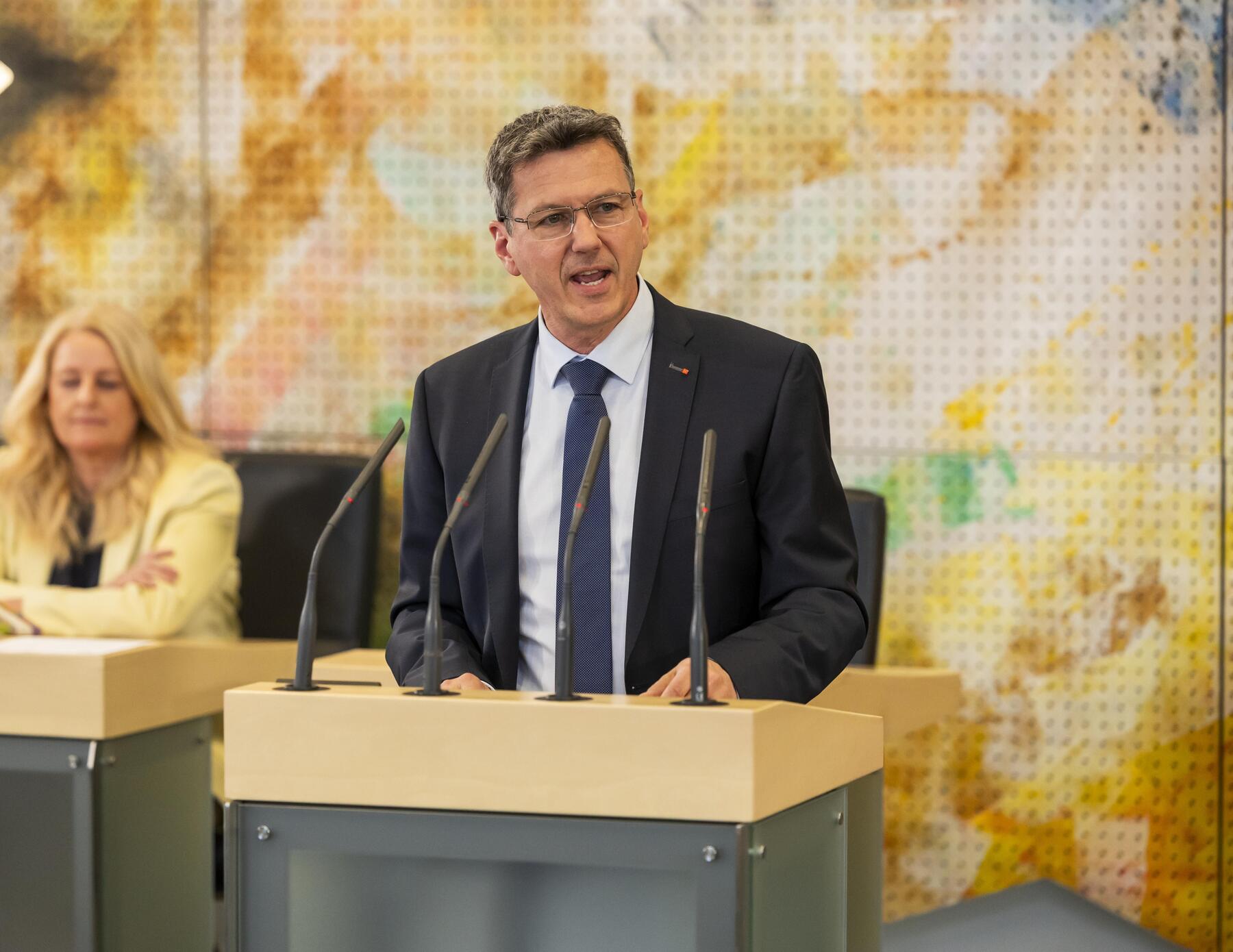 „Schauen Sie, dass der Zusammenhalt wächst“: Fellner als Kärntner Landeshauptmann angelobt