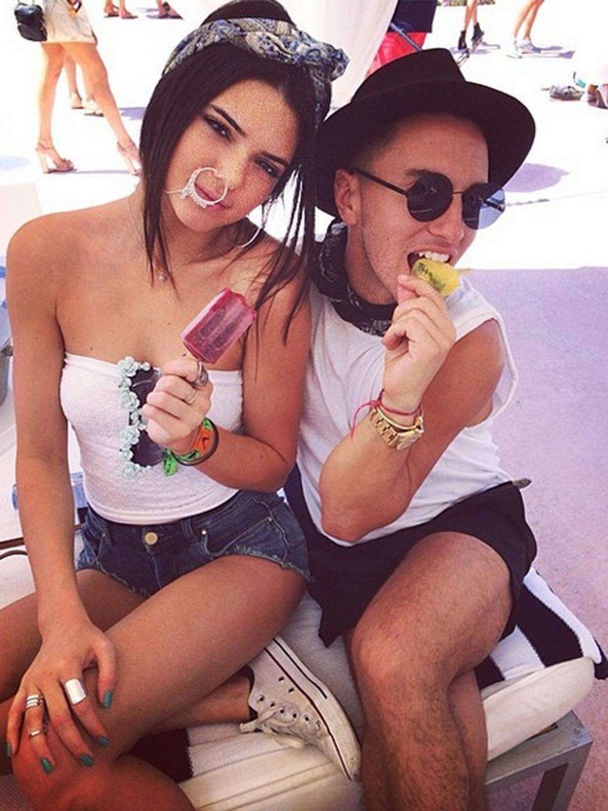 Aber auch Prominente zeigten sich auf dem Festival nicht immer von ihrer besten Seite. Kim Kardashians Schwester Kendall Jenner übertrieb es mit einem XL-Nasenring.