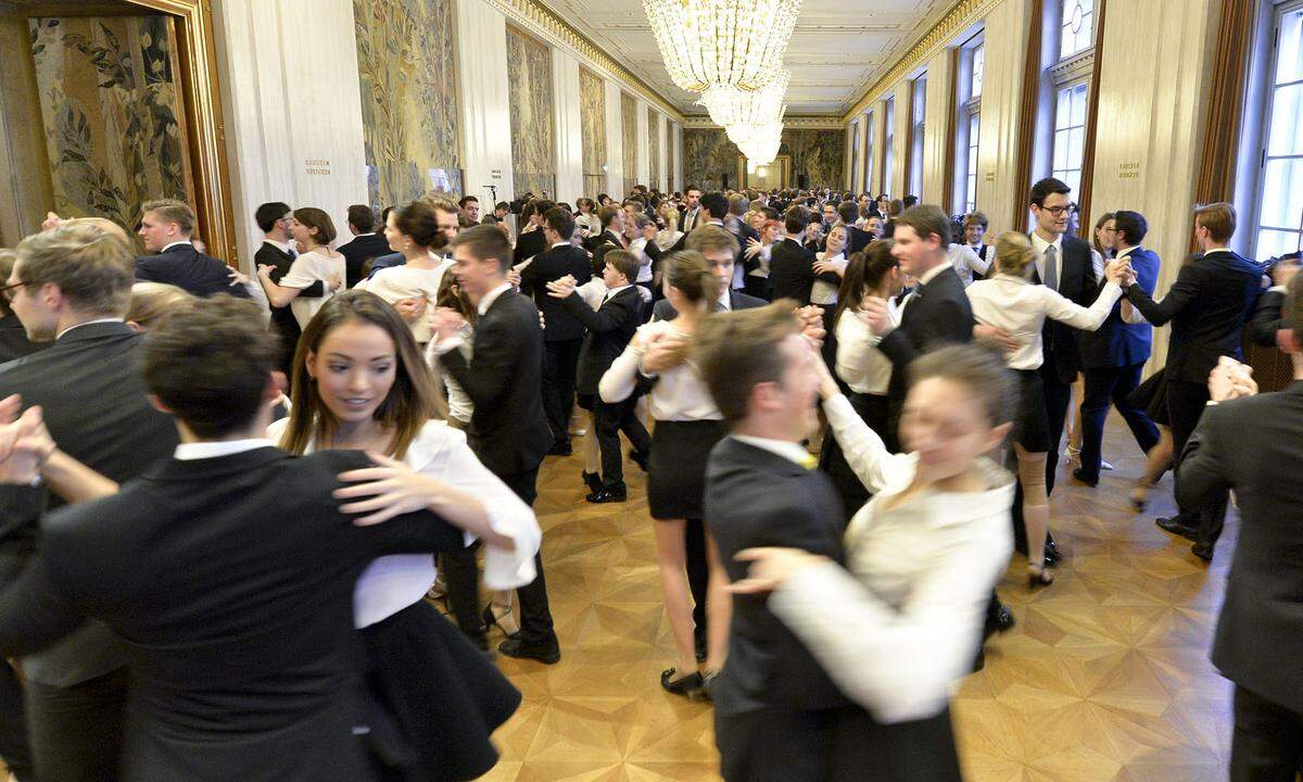 Svabek wählte 2018 als Eröffnungs-Choreografie - "Stürmisch in Lieb und Tanz", eine Polka von Johann Strauß Sohn. "Dieses Jahr ist es wirklich extrem auf Linien aufgebaut. Das heißt, es wird eine Altwiener Choreografie mit vielen schwarz-weiß Effekten.
