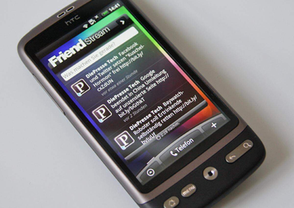 HTC setzt auf Android 2.1 mit seiner inzwischen bekannten Benutzeroberfläche HTC Sense. Neben nützlichen Widgets wie diesem Friendstream bietet sie noch eine Reihe an anderen Besonderheiten. Diese sind aber im Vergleich zum von uns bereits getesteten HTC Legend weitgehend ident.Zum Test des HTC Legend >>>