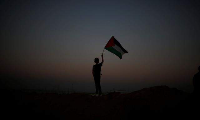 Weltuntergangsstimmung an der Grenze zwischen Israel und dem Gazastreifen. Ein Bub hält während der massiven Proteste eine palästinensische Fahne hoch. 