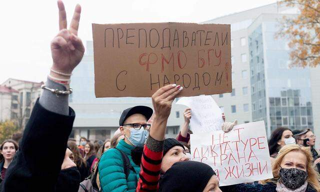 Lehrer und Studenten der Universität  von Belarus nehmen am Generalstreik am Montag teil.