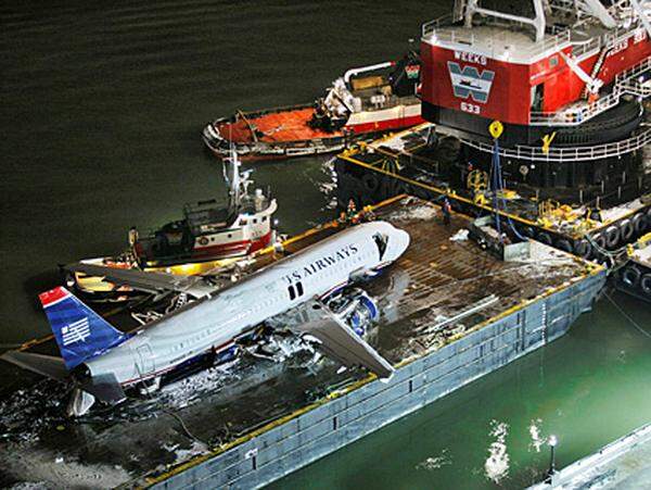 Auch das linke Triebwerk des Flugzeugs wurde nach Angaben der Verkehrssicherheitsbehörde NTSB möglicherweise im eiskalten Wasser des Hudson geortet.