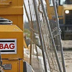 THEMENBILD-PAKET:  ARBEITER/BAU/BAUSTELLE/STRABAG