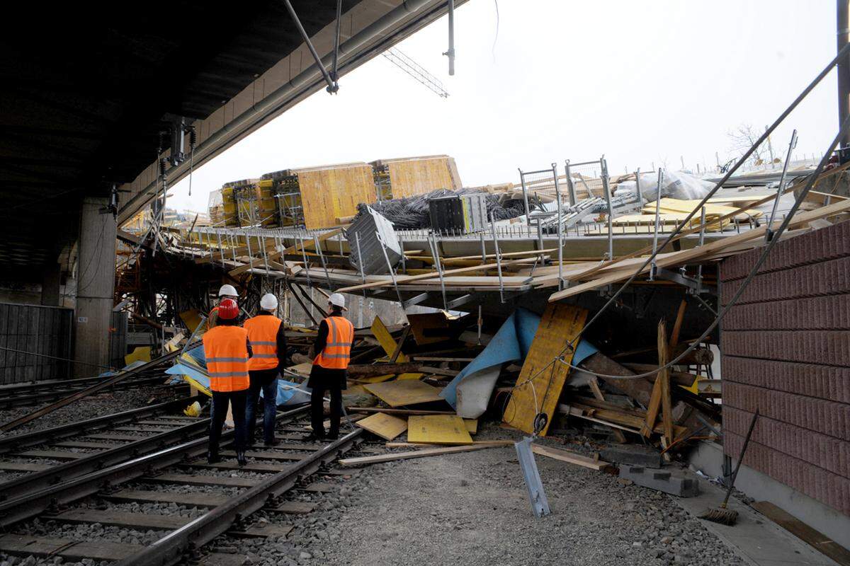 Das in Bau befindliche zweite Tragwerk der Murbrücke - 300 Meter nördlich des Frohnleitner Bahnhofs - war eingestürzt. Rund 800 Tonnen Beton und Material gingen nieder und begruben mehrere Gleise unter sich. Direkt daneben floss der Autoverkehr auf der danebenstehenden Brücke der S35.