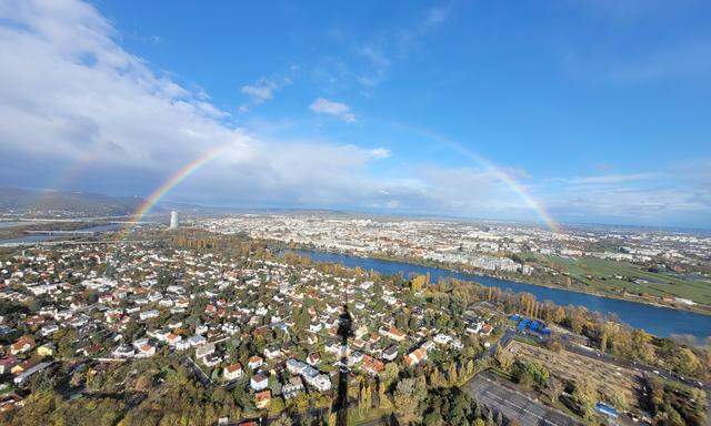 Ein kompletter Regenbogen vom Donauturm aus gesehen.