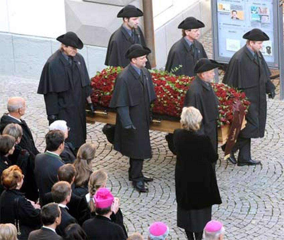 Trauerfeier für den tödlich verunglückten Kärntner Landeshauptmann Jörg Haider. Zehntausende Menschen nahmen in Klagenfurt Abschied.