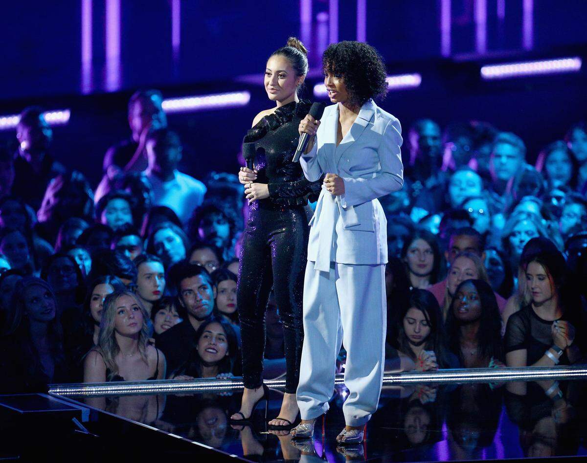 Für einen lockeren Hosenanzug von Tory Burch entschied sich Yara Shahidi (rechts).